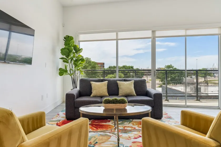 Cozy Spot Near Downtown No 318 - Image 1