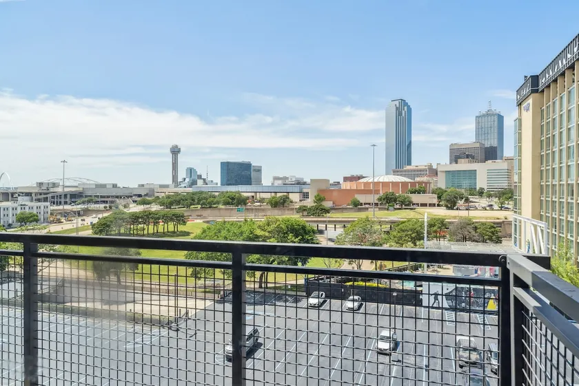 Penthouse | Luxe + Views No 604 - Image 1