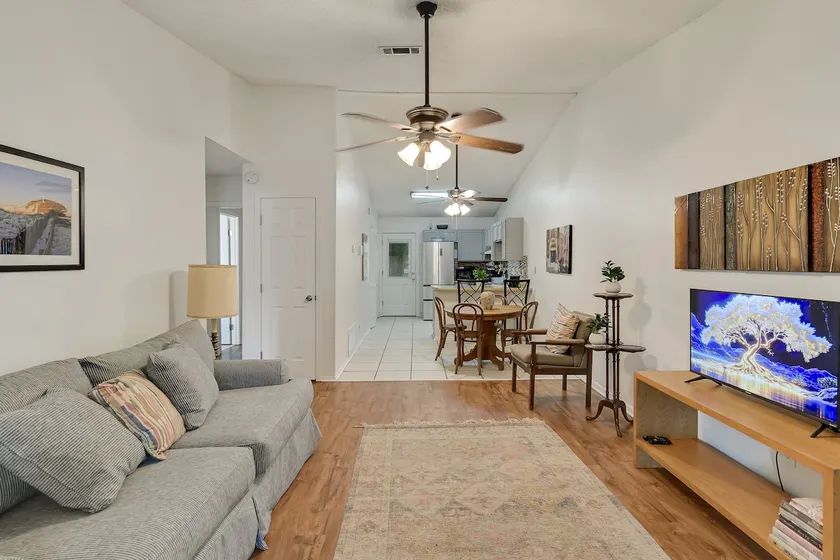 Cozy Hideaway 2 BR under 2 miles to airport. - Image 1