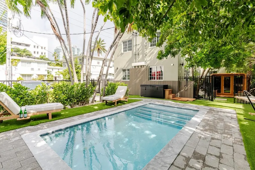 Spectacular House Parking Pool Sauna Cold Plunge - Image 1
