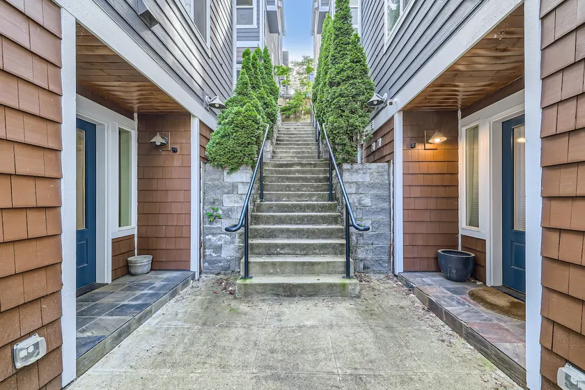 Stylish Urban Townhome with Inspiring Eastern View - Image 1