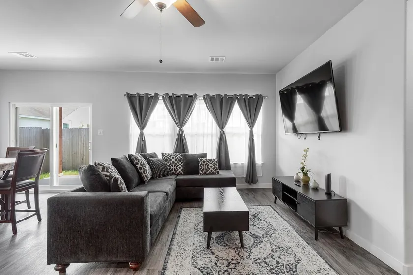 Spacious Modern Ft. Worth Home - Image 1