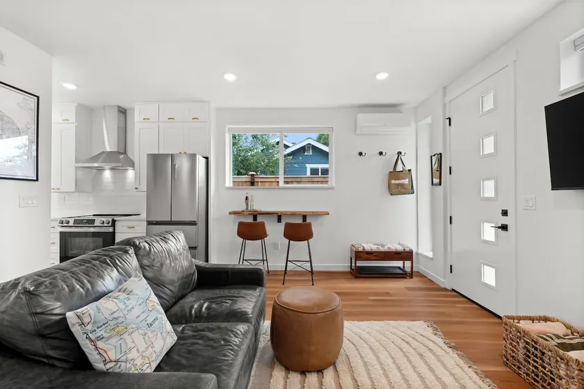 Stylish Coach House in Walkable Proctor District - Image 1