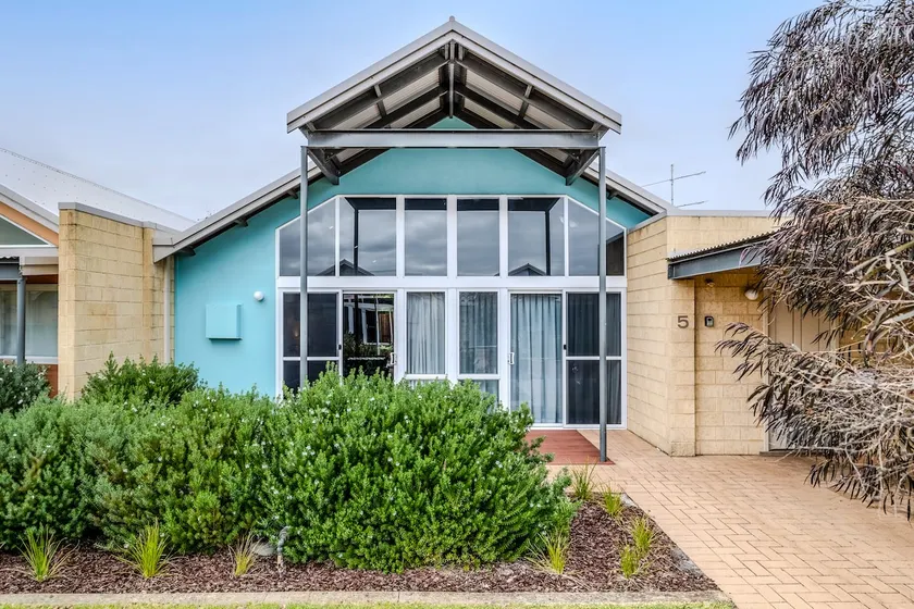 'Ocean Edge Retreat' 5 Albany Bayside Villas - Image 1