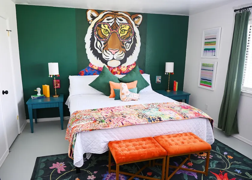 Blush & Roar: 3 Bedroom, 6 Beds, 2 Bath, Pets ok. - Image 1