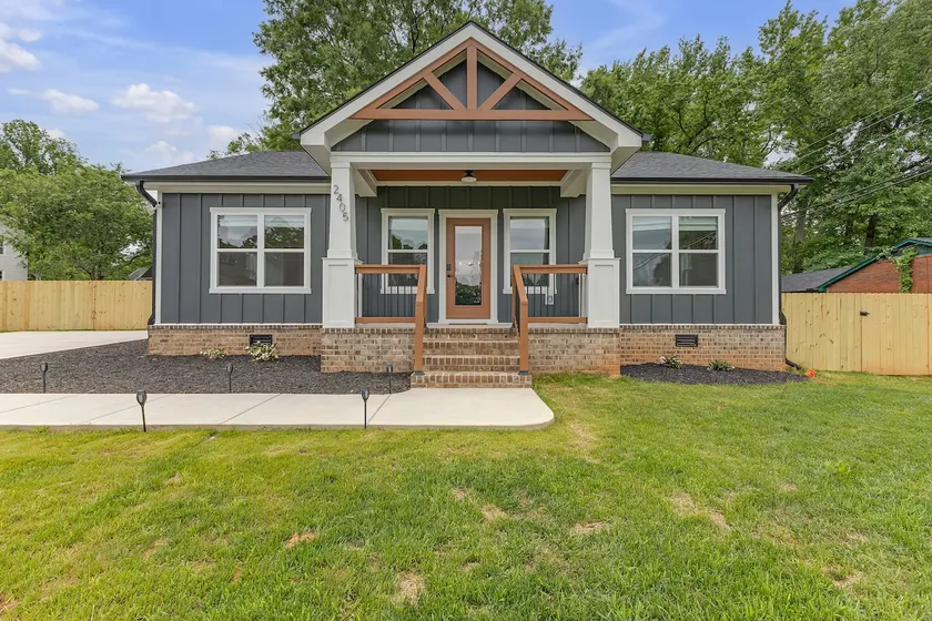 CLT Landing – Pet & Crew Friendly 3BR Retreat - Image 1