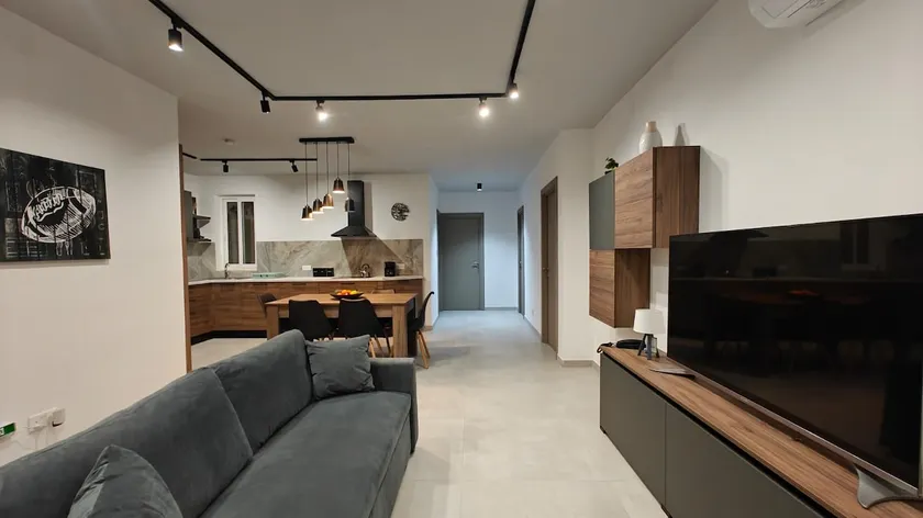 Modern 2 Twin Bedroom Penthouse - Image 1