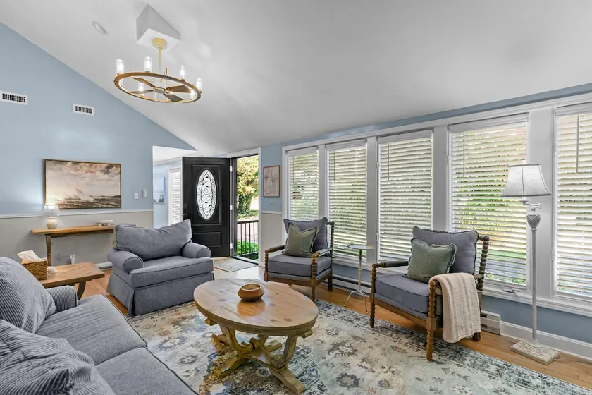 Elegant retreat, 10 min. from Newport, game room! - Image 1