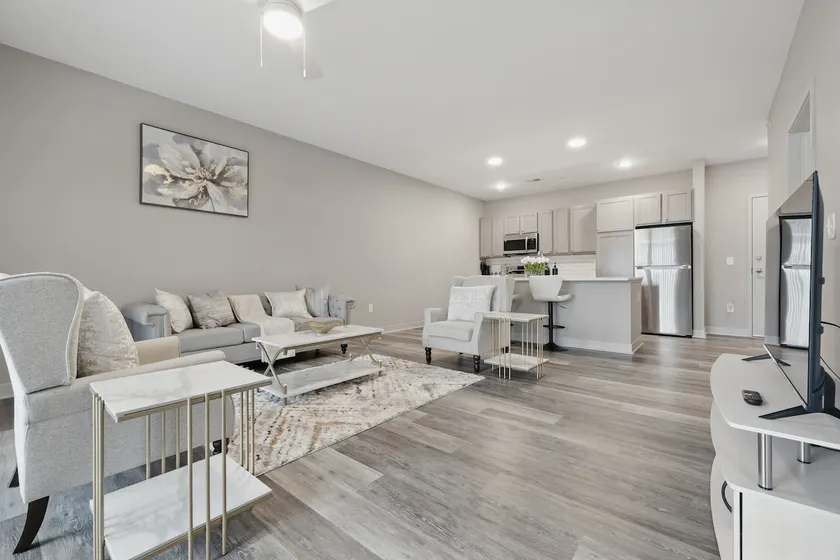 Relaxing Getaway | King Bed • Balcony • Work-Ready - Image 1