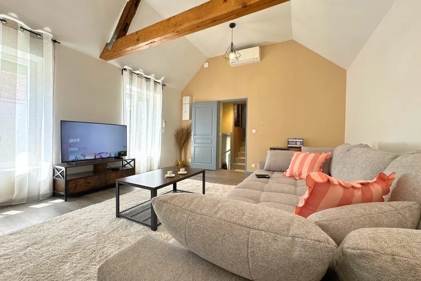 The Workshop – Premium Duplex • A/C & Netflix - Image 1