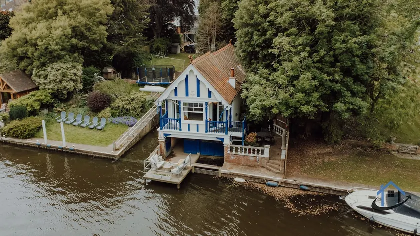 Unique Boathouse, detached free parking x4 cars - Image 1
