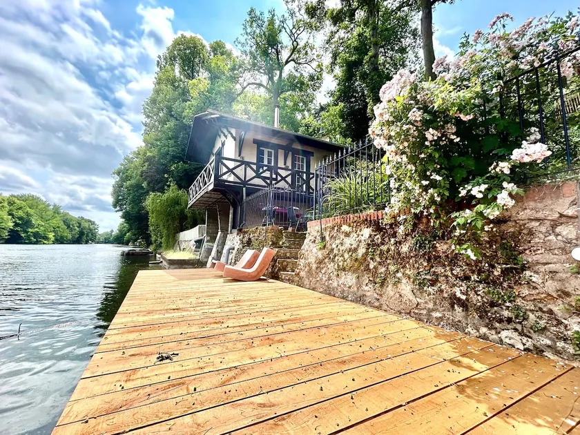 Bucolic cottage on the water - Image 1