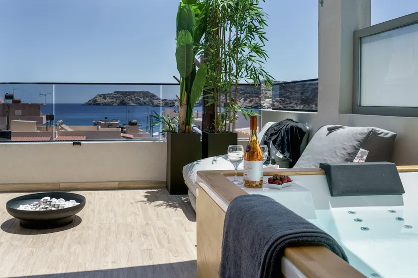 New Suite w/ Heated Jacuzzi, 40m from Beach - Image 1