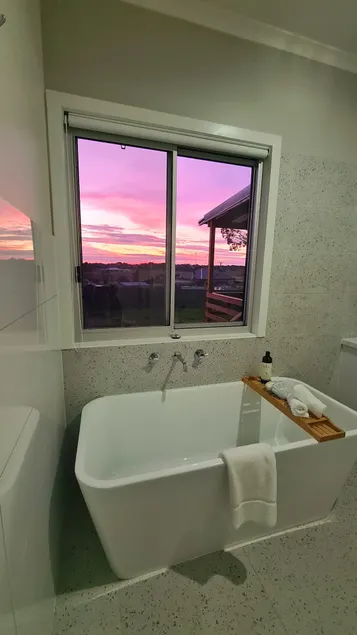 Sunset Hideaway - In Kingscote - Image 1
