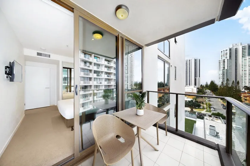 1BR PVTE Apt Casino Beach & Dining in Broadbeach - Image 1