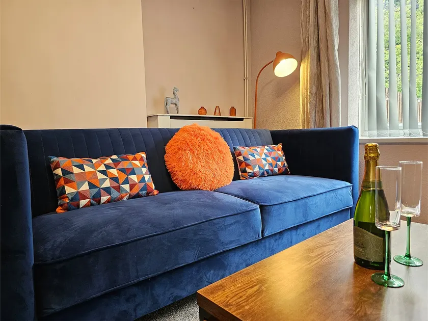 Spacious 6 Person Home with 3 Parking Spaces - Image 1