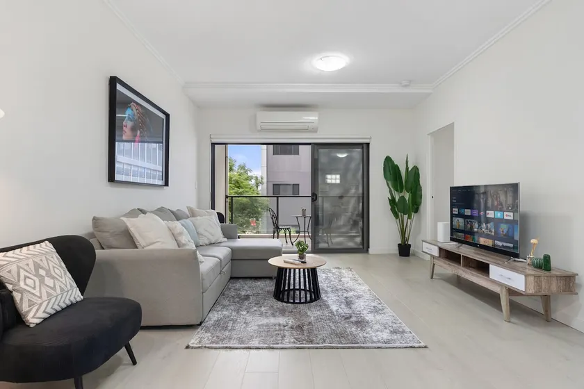 Enfield 3BR With 2 Free Parking | Near To Train - Image 1