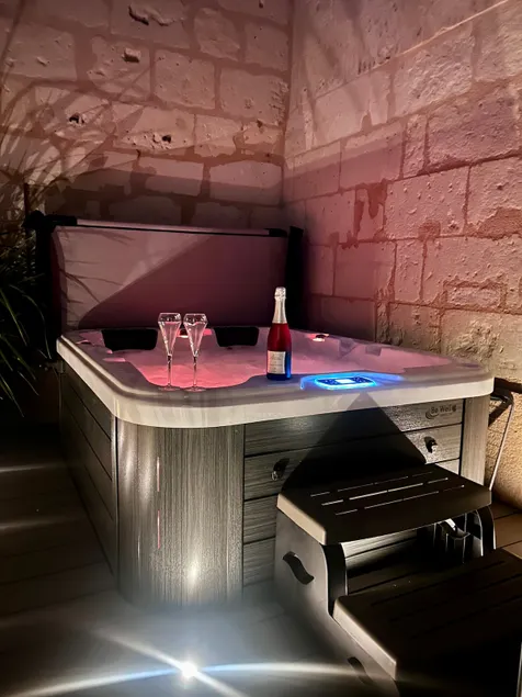 La Petite Maison Bleue/Jacuzzi - Image 1