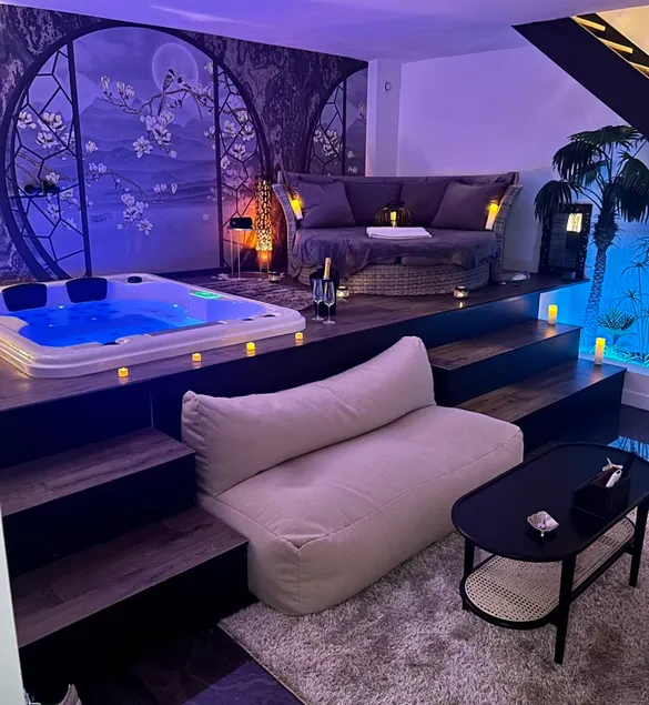 Townhouse83 Loveroom Chic Jacuzzi privatif - Image 1
