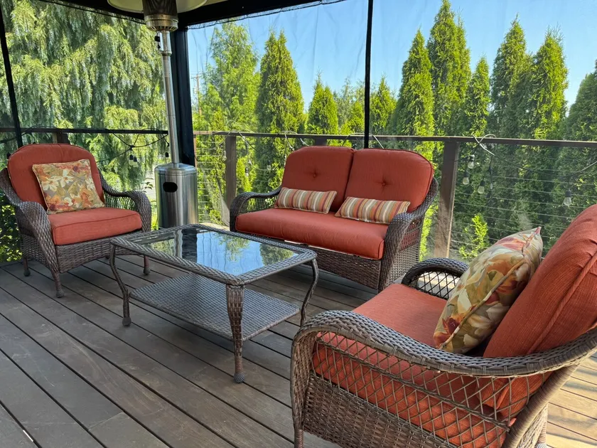 Modern Top-Floor Getaway, large deck for Relaxing - Image 1