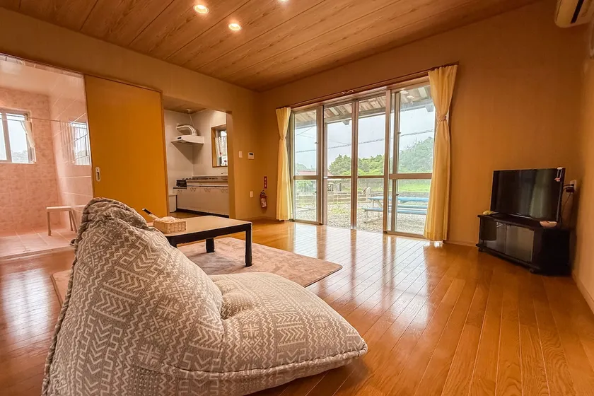 20-minute drive to Churaumi Aquarium/10-minute drive to Jungle Aquarium/Private house/With kitchen/With coin-operated washing machine and dryer - Image 1