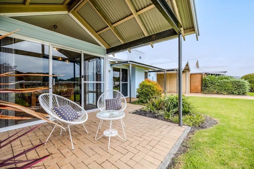 'Adrift by the Bay' 22 Albany Bayside Villas - Image 1