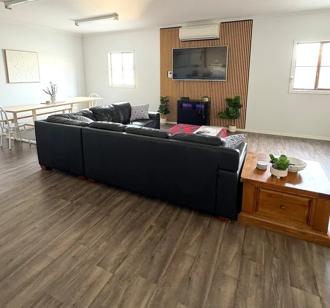 Roantree House-‘Pub View’-3BR•King beds•CBD•Foxtel - Image 1