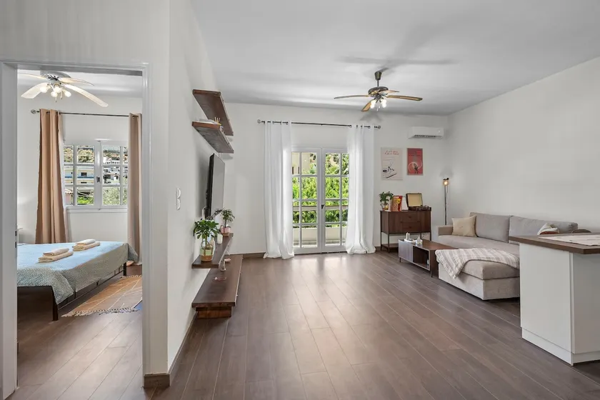 Spacious house next to the beach - Image 1