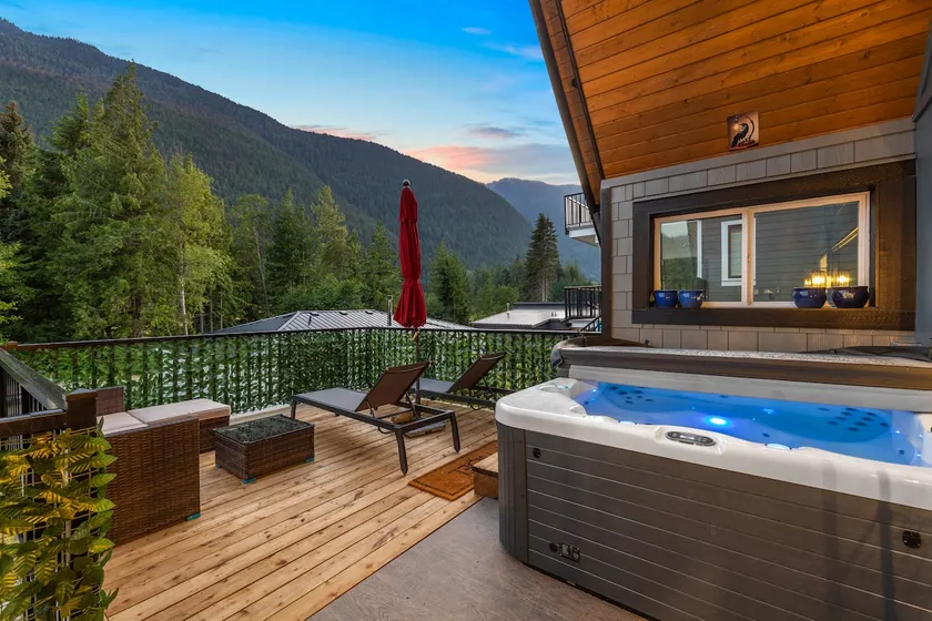 Crow's Nest Vacation Cabin - Image 1