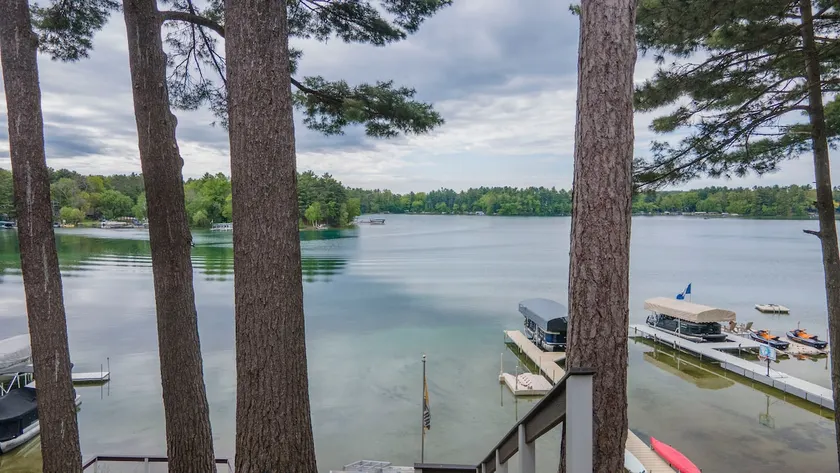 Stunning Lakefront Retreat - Image 1
