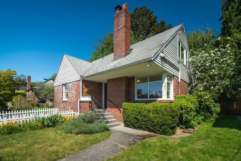 6 Min to the Space Needle + Fire Pit | Sleeps 8 - Image 1