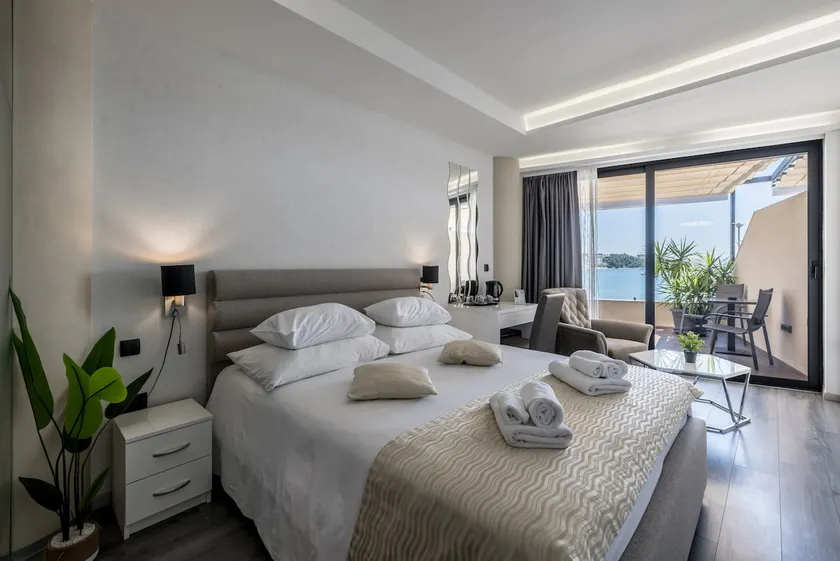 Superior Room with Sea View, Seven of Nine - Image 1