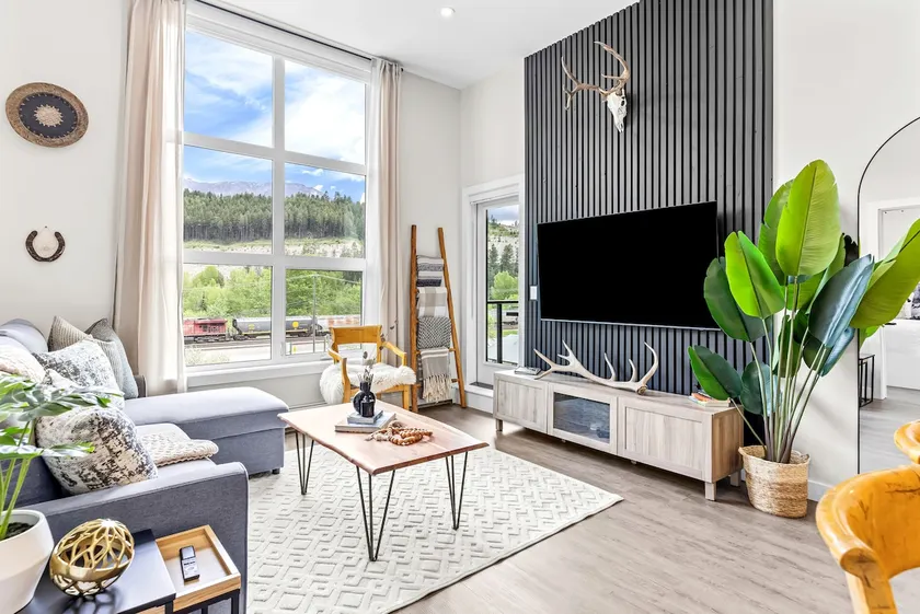 Luxe 3BR Golden Hideaway Top Floor, Balcony & BBQ - Image 1
