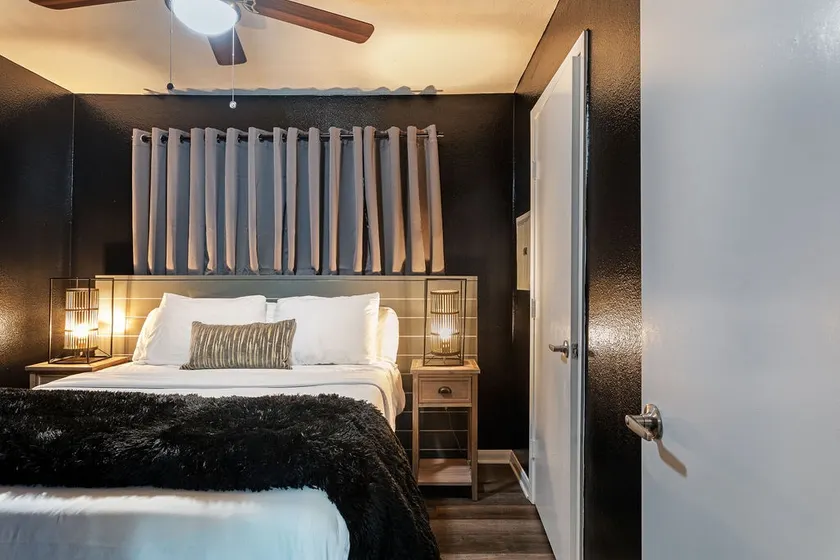 2BR The Raven Flats 16 | Hermann Park, Med Center! - Image 1
