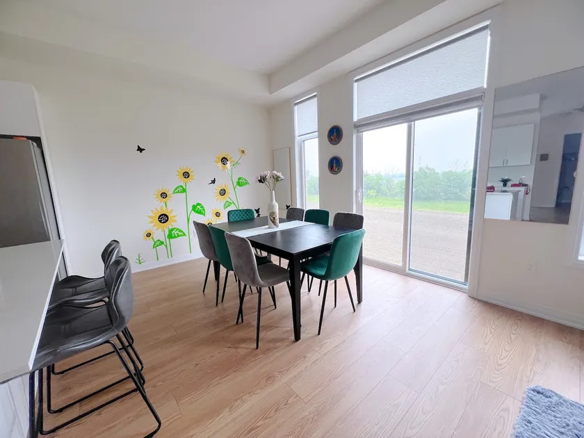 Modern Family Friendly Convenient in Richmond Hill - Image 1
