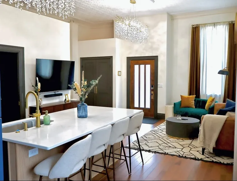 The Emerald Loft | Spa Shower Suite + King bed - Image 1