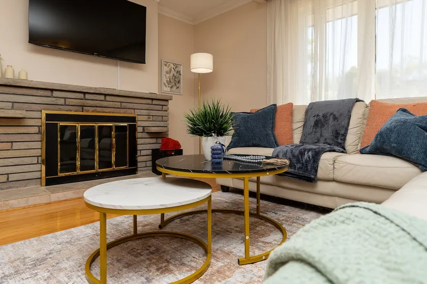 Gorgeous 3BR Home Near Bronte Harbour - Image 1