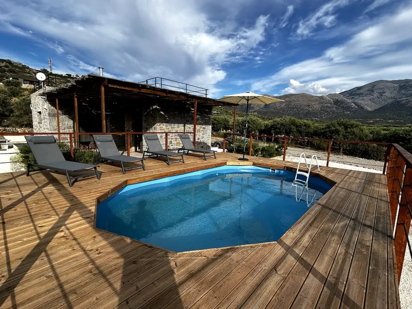 DOXA PETRA Small villa with pool - Image 1