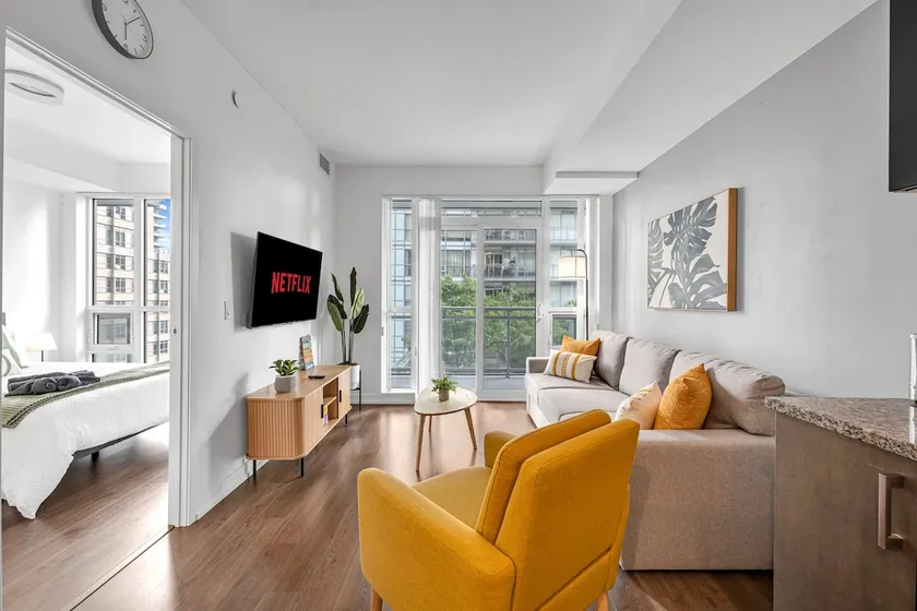 Stylish Condo-Yonge & Eglinton/Midtown Toronto - Image 1