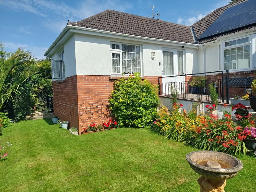 Private apartment, parking, sea and country views - Image 1