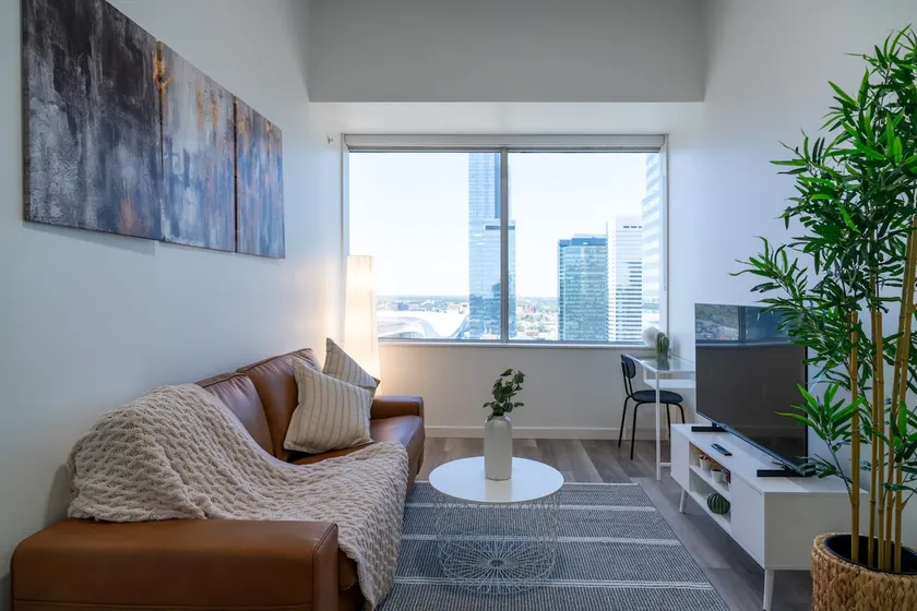 Premium King Suite Gym+Parking • Walk To Rogers - Image 1
