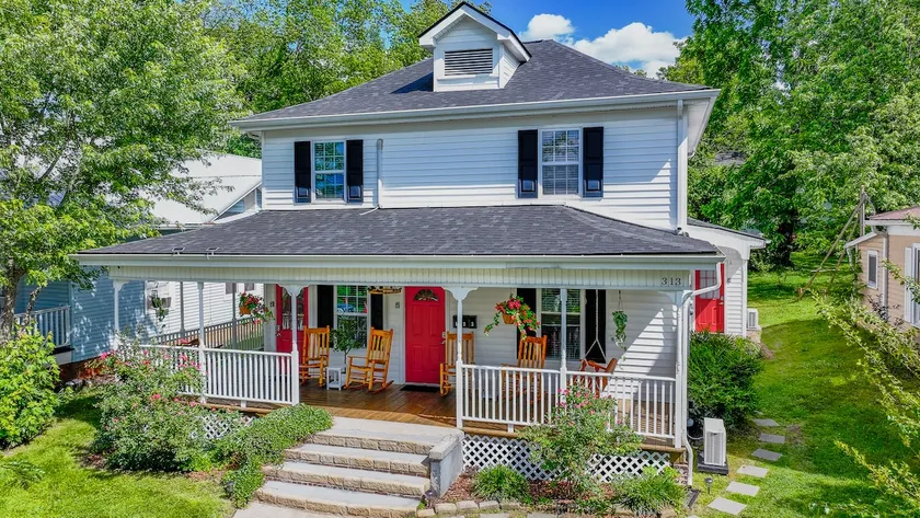 Stylish Downtown Farmhouse Apt (walk downtown!) - Image 1