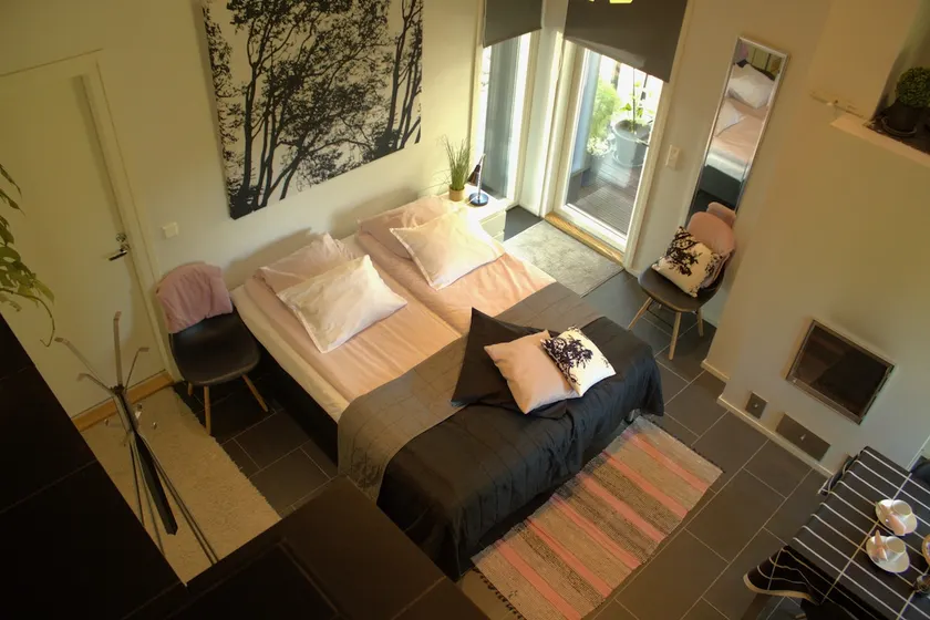 Quiet accommodation with sauna & lake view - Image 1