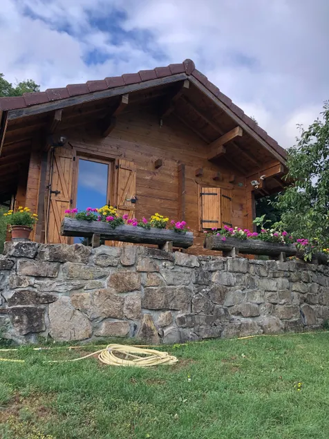 Small wooden chalet in the mountains - Image 1