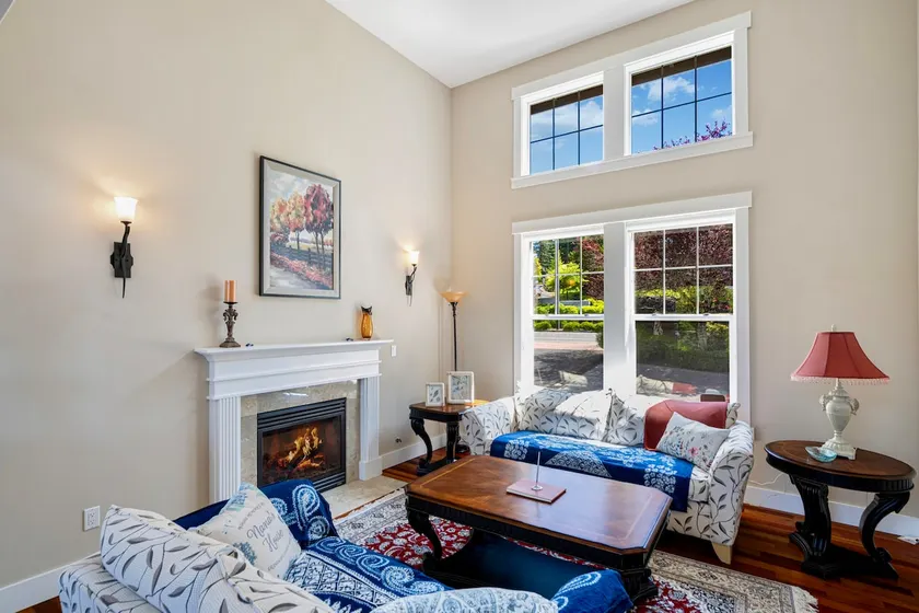 Stylish Bellevue 5BR/2.5BA Upper Unit | LEGO Fun! - Image 1