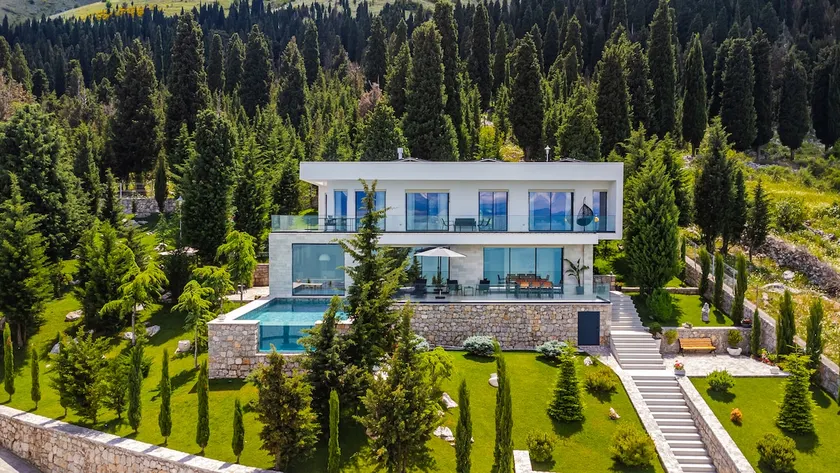 Horizon Villa Luxurious Lakefront Retreat by PikHost - Image 1