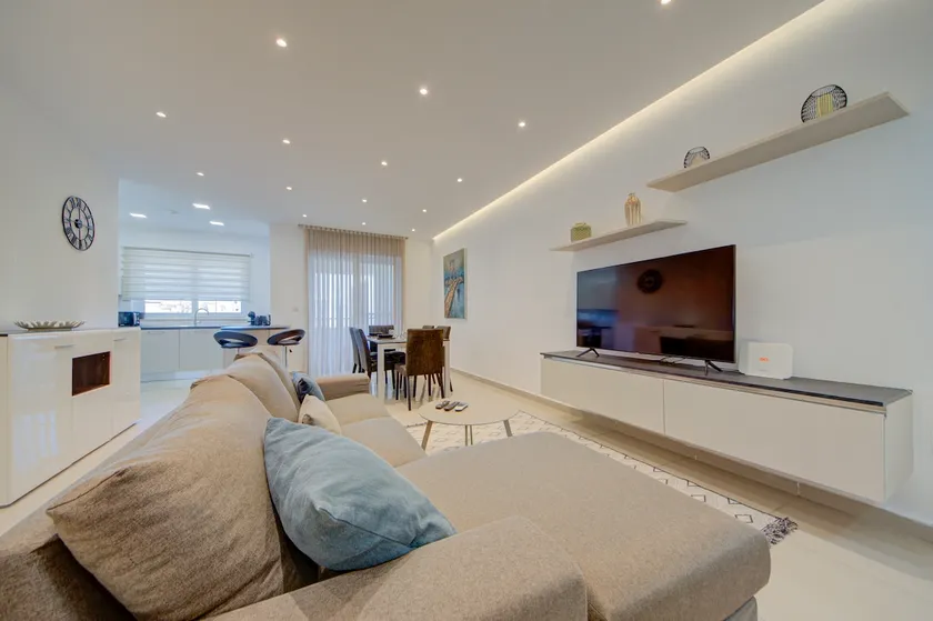 St Julians 3BR Apt Sleeps 6 Central and Stylish - Image 1