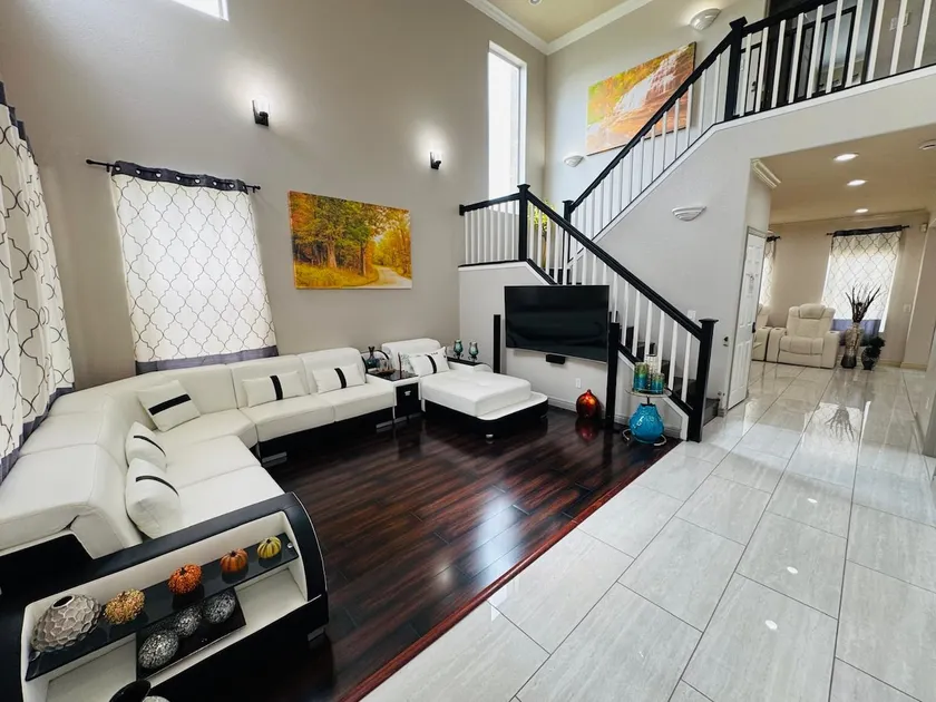An Unique Luxury Hilltop 4 BED RMs Elite Retreat ! - Image 1
