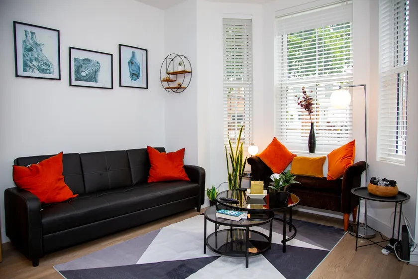 3 Beds | Parking | by Airport | Garden | Fast WiFi - Image 1