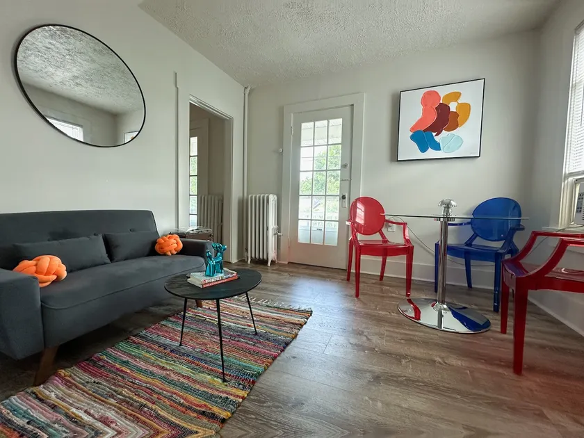 Groovy Getaway in Woodstock – Retro & Vinyl Vibes - Image 1